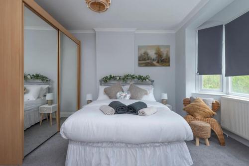 1 dormitorio blanco con 1 cama blanca grande en una habitación en Gipsy Cottage with Sunny Garden and Conservatory, en West Dulwich