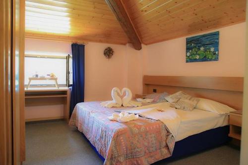 Canzolino的住宿－Albergo Aurora，一间卧室配有带毛巾的床