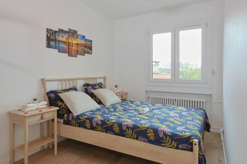 - une petite chambre avec un lit et une fenêtre dans l'établissement Évasion Pro & Fun à Saint-Étienne - Proche HPL, à Saint-Étienne