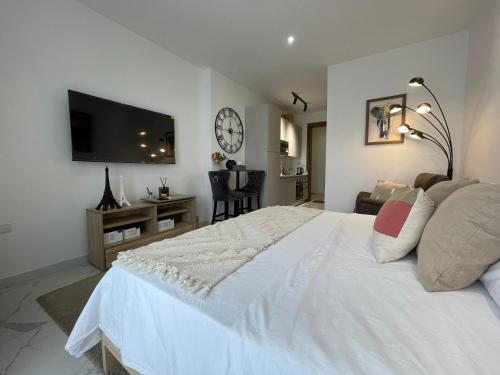 Un pat sau paturi într-o cameră la Hovah Luxury Suite