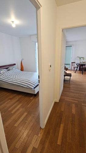 een slaapkamer met een bed en een eetkamer bij Superb apartment next to Paris in Bois-Colombes