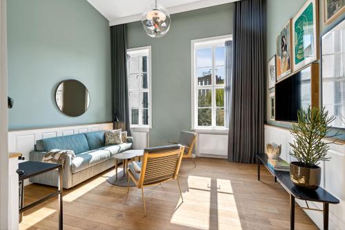 a living room with a couch and a table at Hotel Kong Arthur in Copenhagen