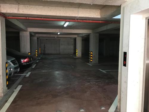 eine leere Parkgarage mit PKW in der Garage in der Unterkunft Hotel Ascua in Tirana