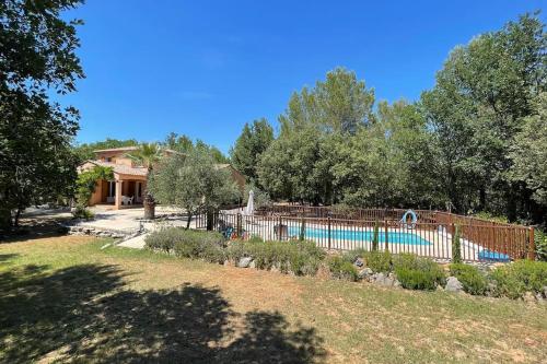 une maison avec une piscine dans une cour dans l'établissement Ferienvilla in der Provence in großem Garten, aux Arcs-sur-Argens