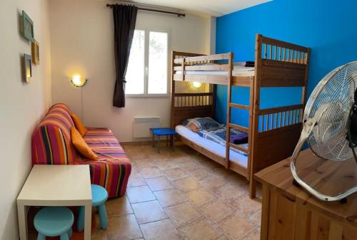 une chambre avec deux lits superposés et un canapé dans l'établissement Ferienvilla in der Provence in großem Garten, aux Arcs-sur-Argens