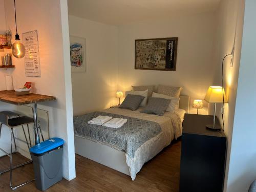 une petite chambre avec un lit et un bureau dans l'établissement Fantastic located studio, à Cannes