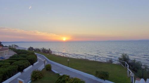 a sunset over the ocean at a resort at Acqua di Mare Hotel e Resort in Sorso