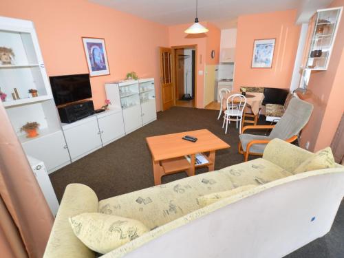 - un salon avec un canapé et une table dans l'établissement Snug Apartment in Jachymov near Ski area, à Jáchymov
