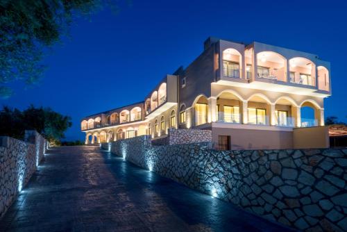 Gallery image of Elegance Luxury Executive Suites - Adults Only in Tragaki