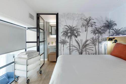 セビリアにあるMagno Apartments Sepúlvedaのヤシの木の壁紙を用いたベッドルーム1室