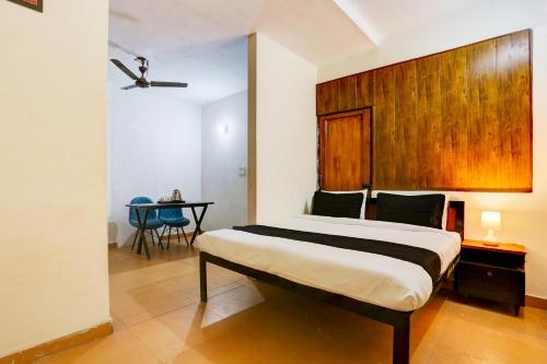 um quarto com uma cama grande e uma cabeceira em madeira em OYO KC Hotels em Nova Deli