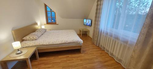 Katil atau katil-katil dalam bilik di Apartamentai šalia baseino