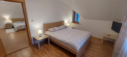 Ένα ή περισσότερα κρεβάτια σε δωμάτιο στο Apartamentai šalia baseino