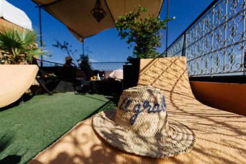 słomiany kapelusz siedzący na balkonie w obiekcie Riad El Grably w Marakeszu