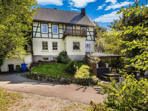 Großes weißes Haus mit Balkon in der Unterkunft Magnificent Holiday Home in Willingen near Forest in Willingen