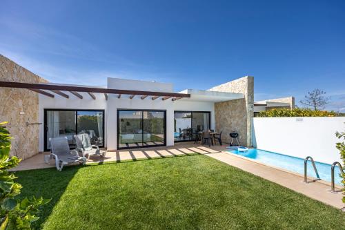 a house with a yard with a swimming pool at Villa Back Loop in Sagres