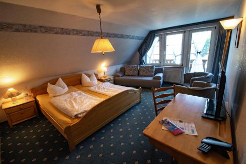 une chambre d'hôtel avec un lit et un salon dans l'établissement Gasthof Braun, à Schmallenberg