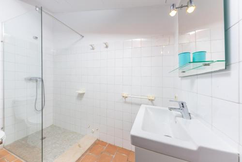 Casa Margarita في أندراتكس: حمام مع حوض ودش