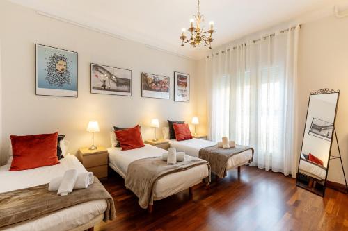 um quarto com 2 camas e um espelho em Large & beautiful apartment 4min from Passeig de Gràcia em Barcelona