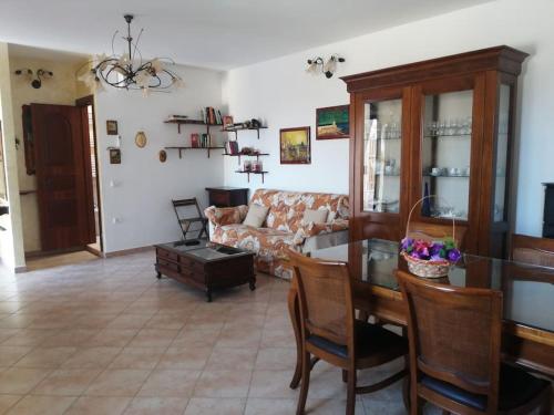 ein Wohnzimmer mit einem Tisch und einem Sofa in der Unterkunft Villetta Serafina Otranto in Otranto