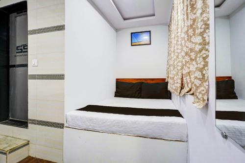 Hotel Metro House tesisinde bir odada yatak veya yataklar