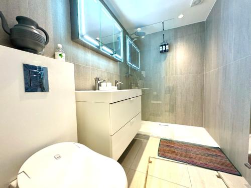 een badkamer met een toilet en een wastafel bij 2 Bedroom Apartment in Central London South Kensington in Londen