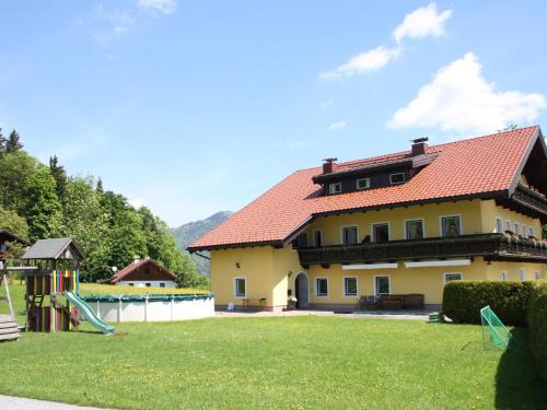 KrisplにあるScenic Apartment in Krispl Salzburg with Swimming Poolの庭に遊び場がある大きな黄色の家