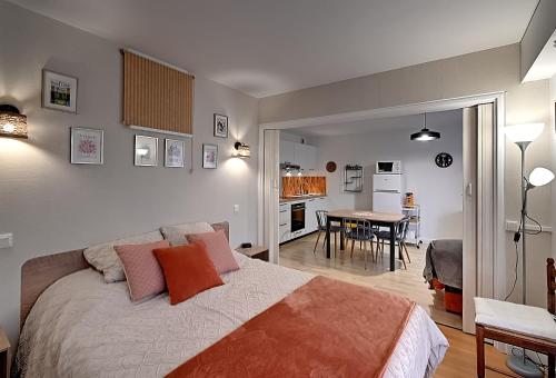 une chambre avec un lit et une salle à manger dans l'établissement Entre Lac et Montagne - Appt pour 4 - Garage privé, à Gérardmer