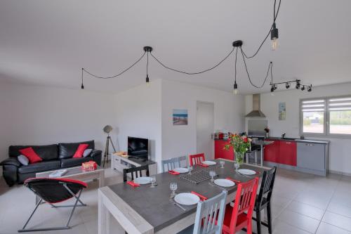 une cuisine et un salon avec une table et des chaises dans l'établissement Les Tamaris - A moins d'un km de la plage, à Pénestin