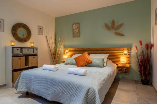 una camera con un letto con due cuscini sopra di Mas de Liam - Maison de plain-pied climatisée a Comps