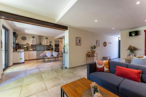 un salon avec un canapé et une table dans l'établissement Le Mas de Liam - Maison de plain-pied climatisée, à Comps