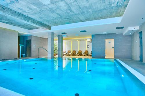 - une piscine dans une chambre d'hôtel avec piscine dans l'établissement West Baltic Resort Wellness & Spa, à Świnoujście