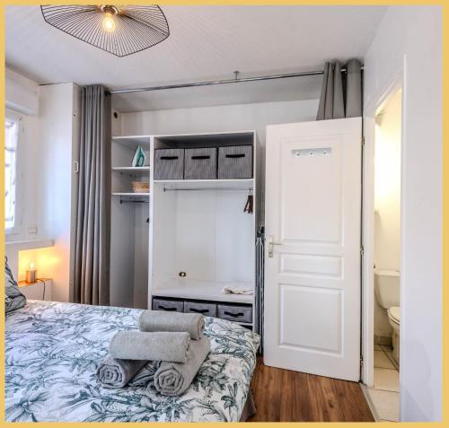 ein Schlafzimmer mit einem Bett und einer weißen Tür in der Unterkunft Appartement Le Blansin in Saint Pierre en Faucigny
