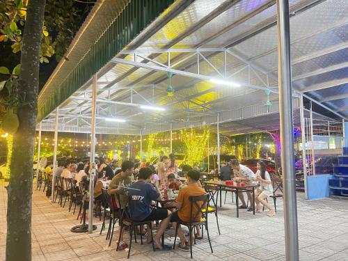Reštaurácia alebo iné gastronomické zariadenie v ubytovaní Khách Sạn Bông Sen