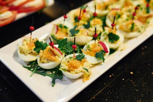 シフィノウイシチェにあるWest Baltic Resort Wellness & Spaのテーブルの上に置かれた白いデビルドエッグの皿