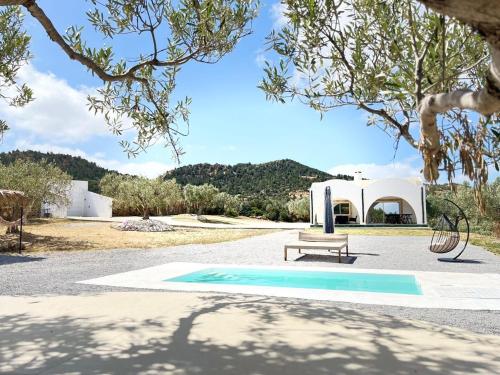 a picnic table and a bench in front of a house at Villa a la montagne Hammamet in Hammamet