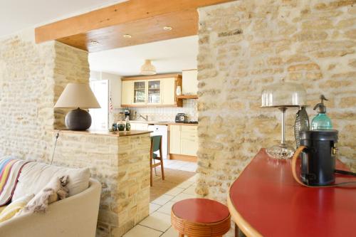 une cuisine et un salon avec une table dans une pièce dans l'établissement Villa Chausey - Proche de la plage, à Bernières-sur-Mer