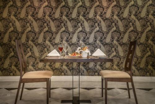 Gallery image of Elegance Luxury Executive Suites - Adults Only in Tragaki