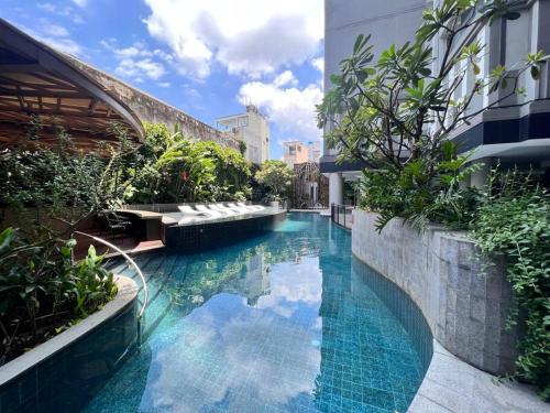 una piscina al centro di un edificio di Luxury Condo in Zenity District 1 Ho Chi Minh ad Ho Chi Minh
