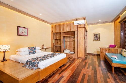 Habitación de hotel con cama y escritorio en Veranda Natural Resort, en Kep