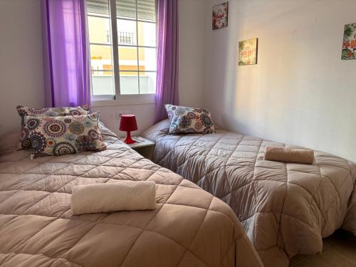 Ένα ή περισσότερα κρεβάτια σε δωμάτιο στο Cala Azul , piscina, 3 dormitorios ,Aire acondicionado con vistas al mar, wifi Playa, Geoda Pulpí