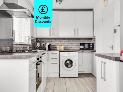uma cozinha com armários brancos e uma máquina de lavar roupa em Sunny 3 Bedroom House in Vibrant Brighton with PARKING & FAST INTERNET em Brighton & Hove