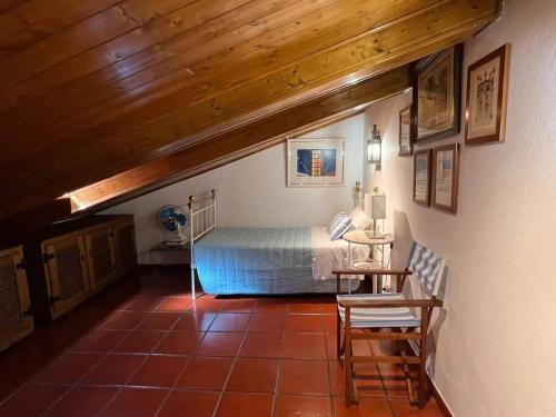 - une chambre avec un lit, une table et une chaise dans l'établissement Casa dos Avós no Grande Lago, à Granja