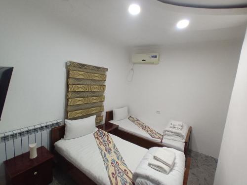 Habitación pequeña con 2 camas en Uzbegim Family Guest House, en Bukhara