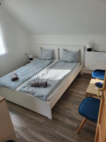 um quarto com uma cama grande e almofadas azuis em WHS Apartments em Monostorapáti