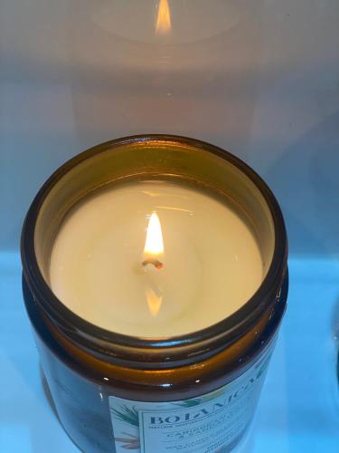 una candela in un barattolo con una luce sopra di Hilda Grange a Sydney