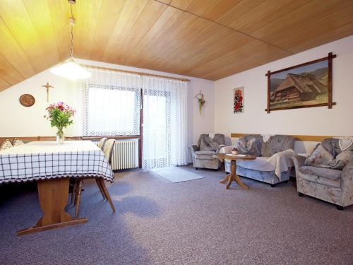 ein Wohnzimmer mit einem Tisch und Stühlen in der Unterkunft Modern Apartment in Bad Peterstal Griesbach with Vineyards in Bad Peterstal