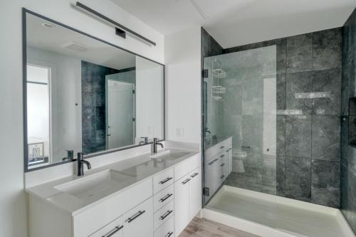 Koupelna v ubytování Blueground Downtown gym deck pool nr dining ATX-255