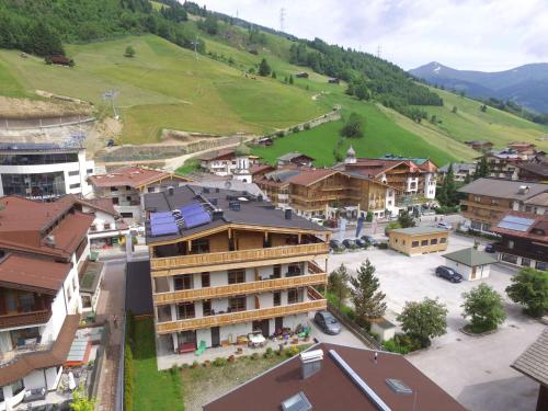 ゲルロスにあるLuxurious Apartment with Sauna Garage Roof Terraceの建物や丘のある町の空中風景