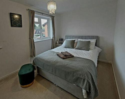 - une chambre avec un grand lit et une fenêtre dans l'établissement Village Home -Syston, Leicestershire, à Syston